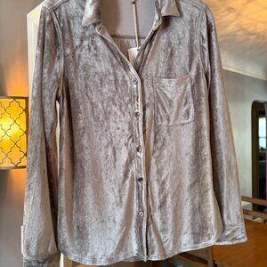 NWT Dylan Silver/Metallic Collared Button-Down Top. Size Small